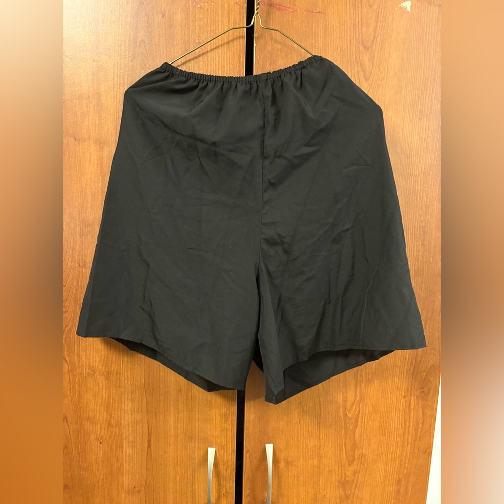 🖤 Uniqlo Women’s Black Bermudas – Everyday Ease & Minimalist Comfort – Size M